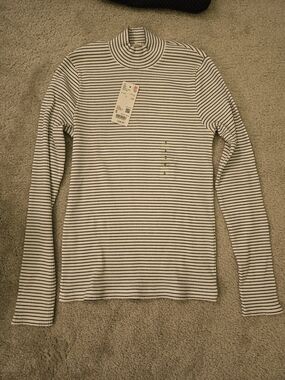 Uniqlo White Mock Neck Striped Tee with Black Lines